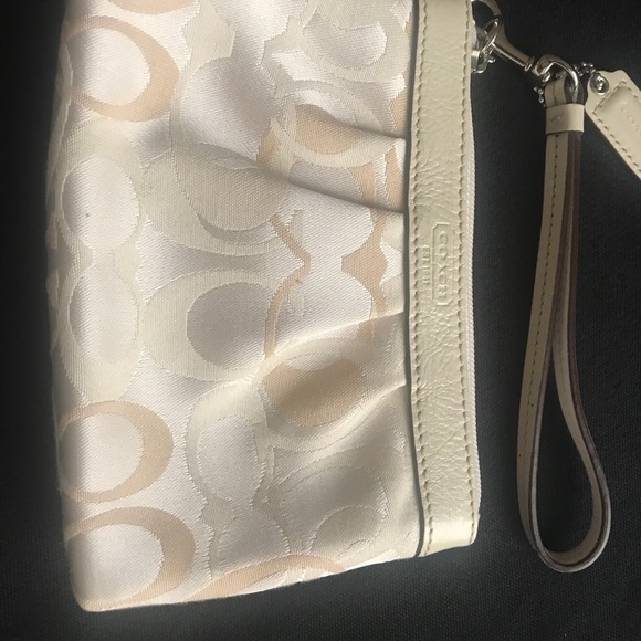 Brand New Coach Ivory Wristlet (approx 4” by 7”)💗 - Picture 4 of 4